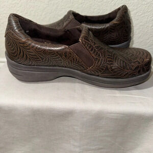 Easy Street  Women's Easy Works By Lyndee Slip Resistant Clogs Size 6